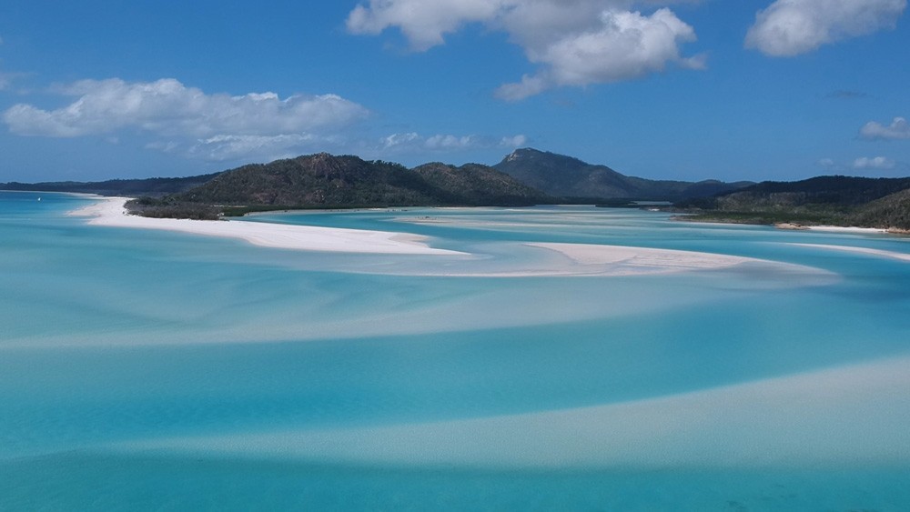 fotografía del mar azulado y las montañas de las islas